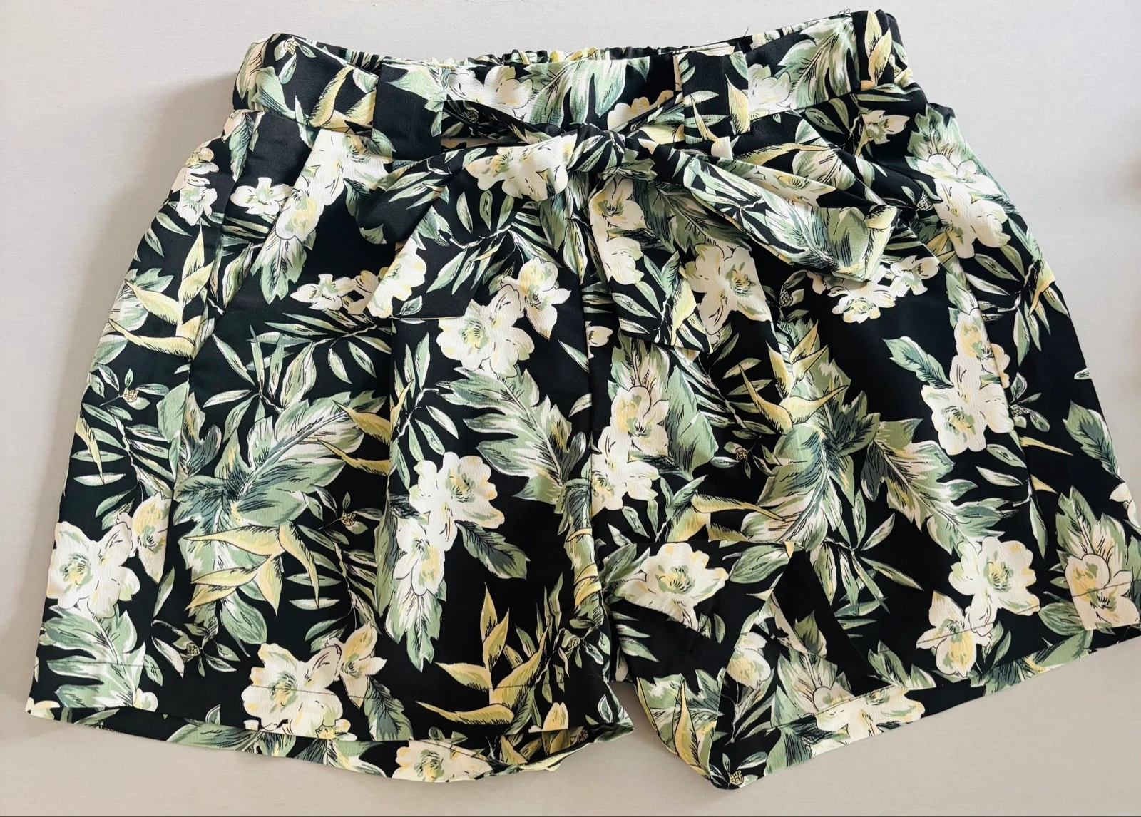 Short à fleur vert, noir et beige en taille M très bon état 